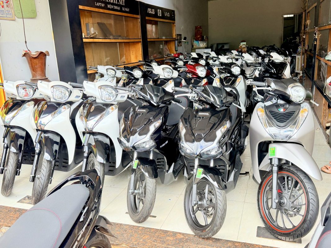 Cầm Đồ Hay Vay Tín Chấp: Khác Nhau Gì Và Nên Chọn Cách Nào? 3 Nhân Viên Kiểm Tra Xe Máy Trước Khi Báo Số Tiền Cầm Tại Cầm Đồ Tuấn Đạt