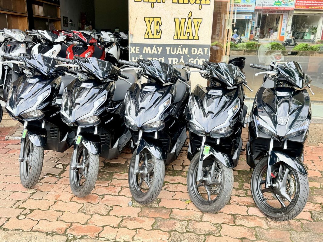 Dãy Xe Máy Trước Cửa Hàng 431 Lê Duẩn, Mua Xe Thanh Lý Tiệm Cầm Đồ